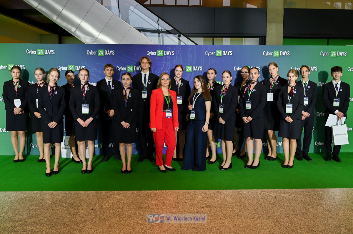 WIEDZA, TECHNOLOGIA, BEZPIECZEŃSTWO Stewardessy z Prymasówki na konferencji Cyber24DAYS